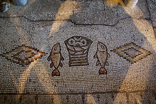 Brotvermehrungskirche in Tabgha, Mosaik: vier Brote und zwei Fische